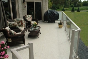 htr_duradek_waterproofing_a_deck_with_glass_deck_railings_port_perry_on-6-820-575-100-c