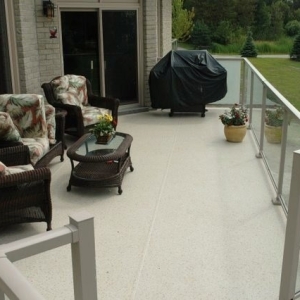 htr_duradek_waterproofing_a_deck_with_glass_deck_railings_port_perry_on-6-820-575-100-c